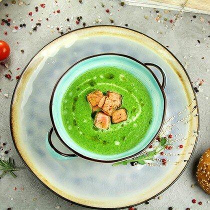 Крем суп шпинатный с лососем и сыром пармезан