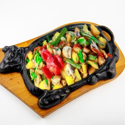 Картофель с грибами, спаржевой фасолью и луком