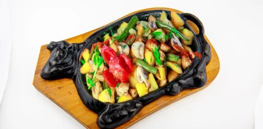 Картофель с грибами, спаржевой фасолью и луком