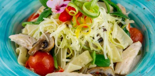 Феттуччине с куриным филе и шампиньонами