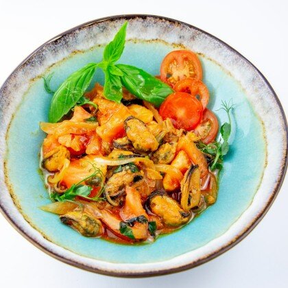 Мидии, жаренные с луком и томатами в пряном соусе