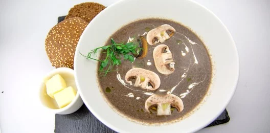 Крем-суп грибной с хрустящей булочкой и маслом