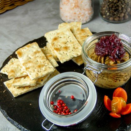 Нежный паштет из куриной печени с луковым конфитюром и хрустящей фокачей