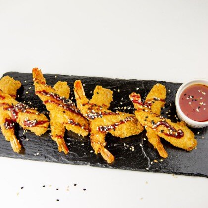 Тигровая креветка в сухарях панко, подается с соусом свит чили