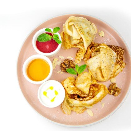 Блины со сметаной, медом, ягодным соусом