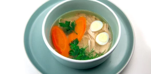 Бульон куриный с лапшой и перепелиным яйцом