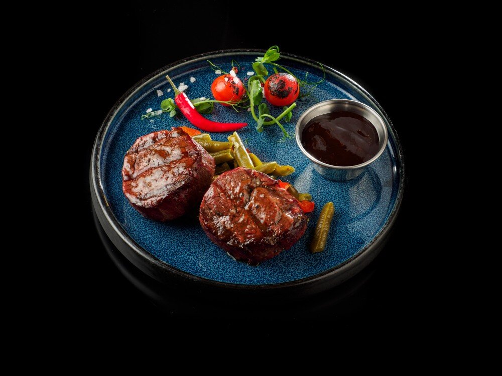 Телячьи медальоны с тушёными овощами и легендарным соусом BBQ