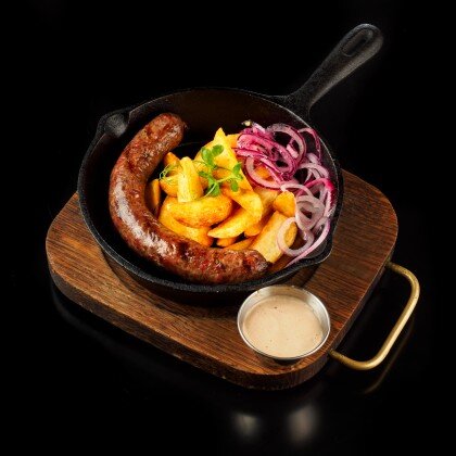 Колбасина из бодатой коровы с дольками картохи по-деревенски и подкопчённым соусом