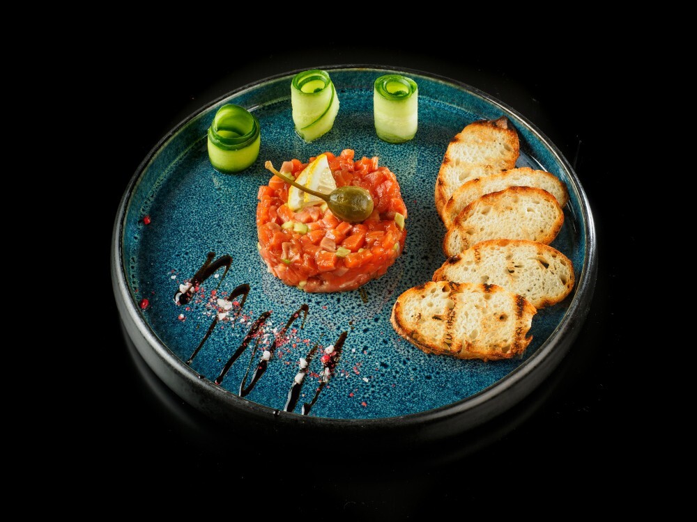 Тартар из красномясной форели с белохлебными гренками