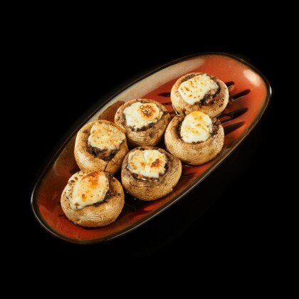 Шампиньоны под моцареллой, фаршированные беконом