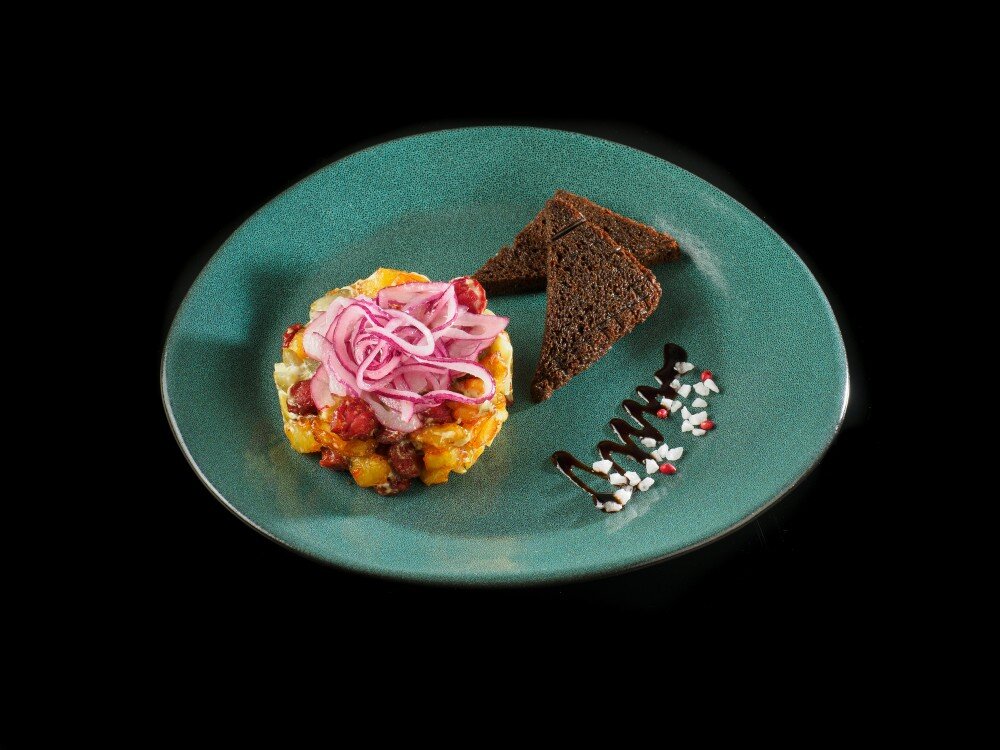 Баварский салат (тёплый) с охотничьими колбасками, картохой, огурцами из банки и горчичной заправкой