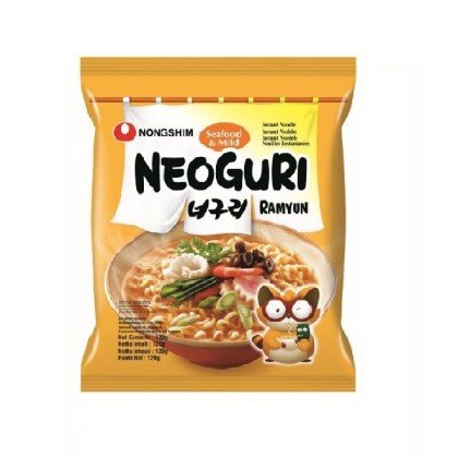 Корейская лапша Неогури с водорослями нори и морепродуктами.