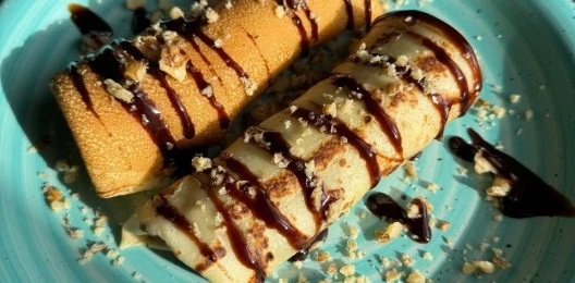 Ролл блинчики с вареной сгущенкой и грецким орехом