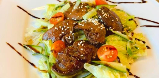 Теплый салат с куриной печенью