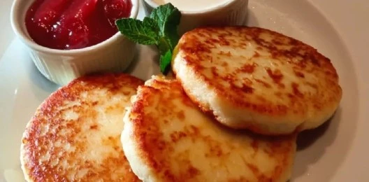 Сырники с джемом и сметаной