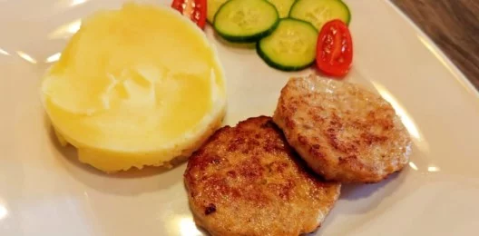 Котлетки куриные с картофельным пюре