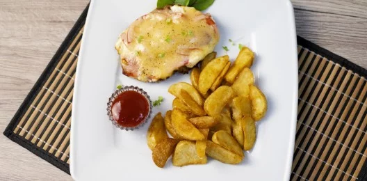 Свинина под сыром с картофельными дольками