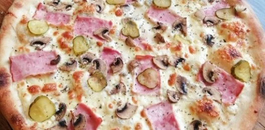 Пицца с ветчиной, шампиньонами и маринованными огурчиками 30 см/530 г