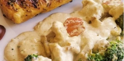 Курица гриль с овощами в сливках