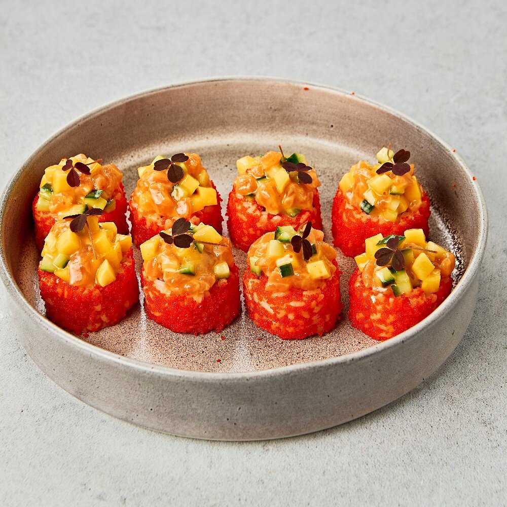 Ролл с лососем, снежным крабом и манго *