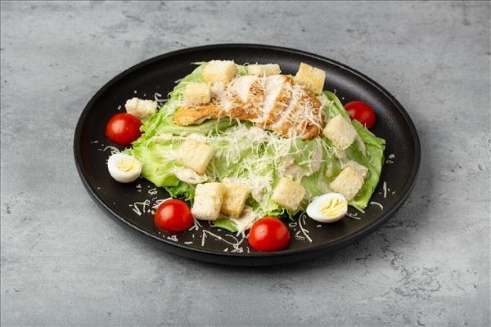 Салат Цезарь с курицей