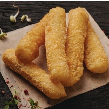 Сырные палочки с брусничным соусом