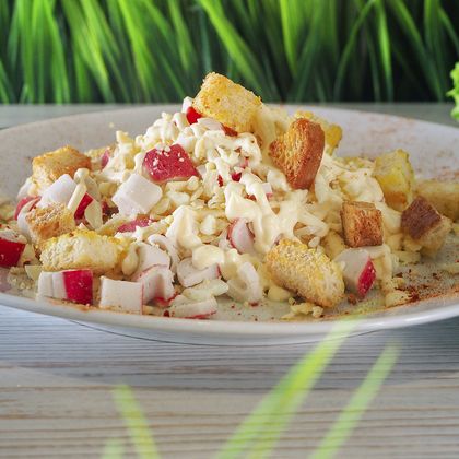 Салат королевский с сухариками