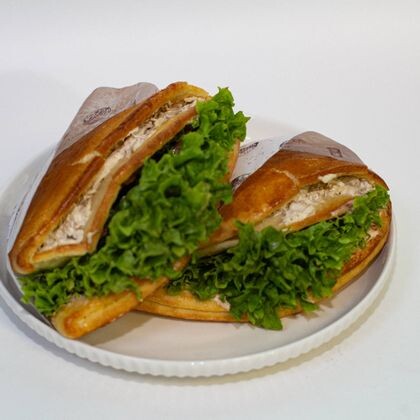 Большой сэндвич с курицей