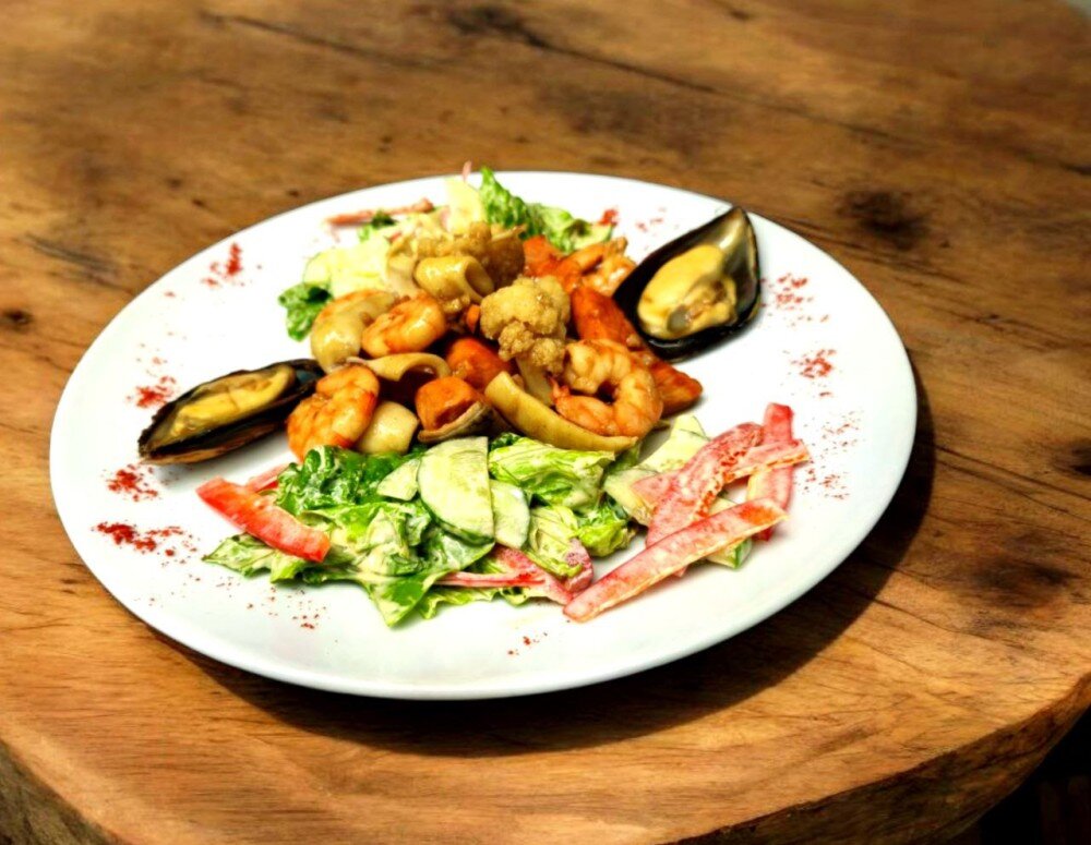 Салат с морепродуктами, салатом романо и соусом терияки
