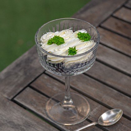 Домашний сметанный десерт с жимолостью