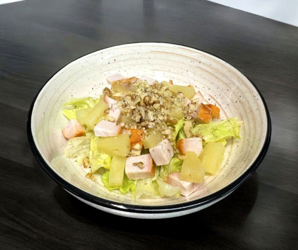 Салат из курицы ананаса и грецкого ореха