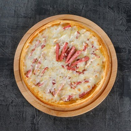 Пицца с колбасой