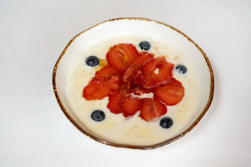 Каша рисовая с клубникой