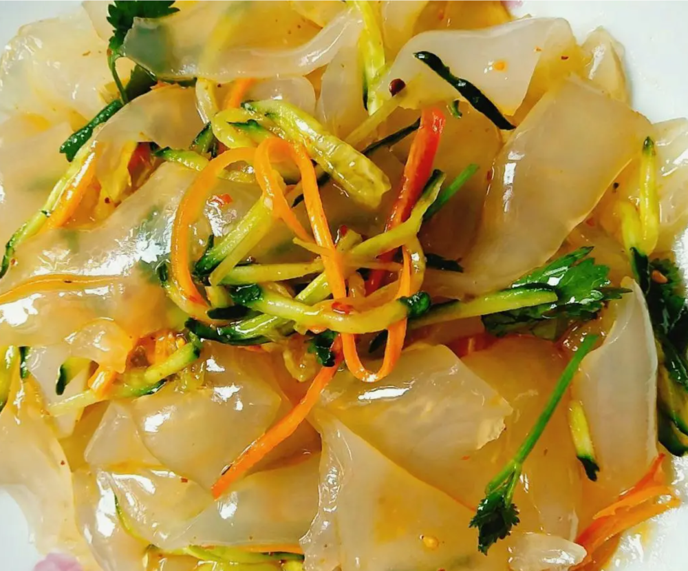 Салат из широкой крахмальной лапши с мясом и овощами