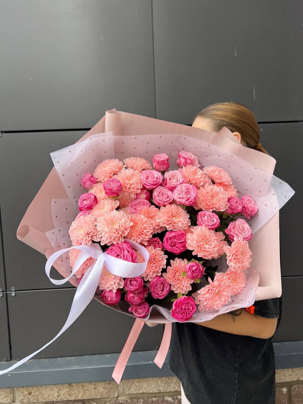 Яркая хризантема с пионовидными кустовыми розами "Для тебя""