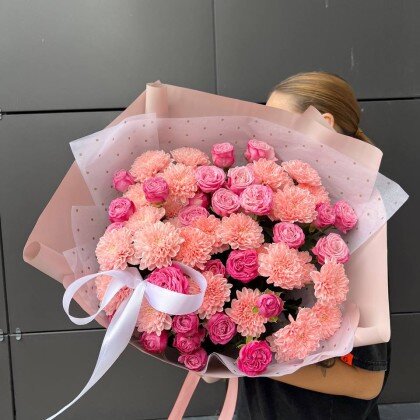 Яркая хризантема с пионовидными кустовыми розами "Для тебя""