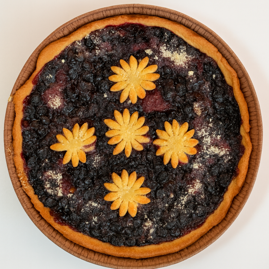 Песочный пирог с черной смородиной