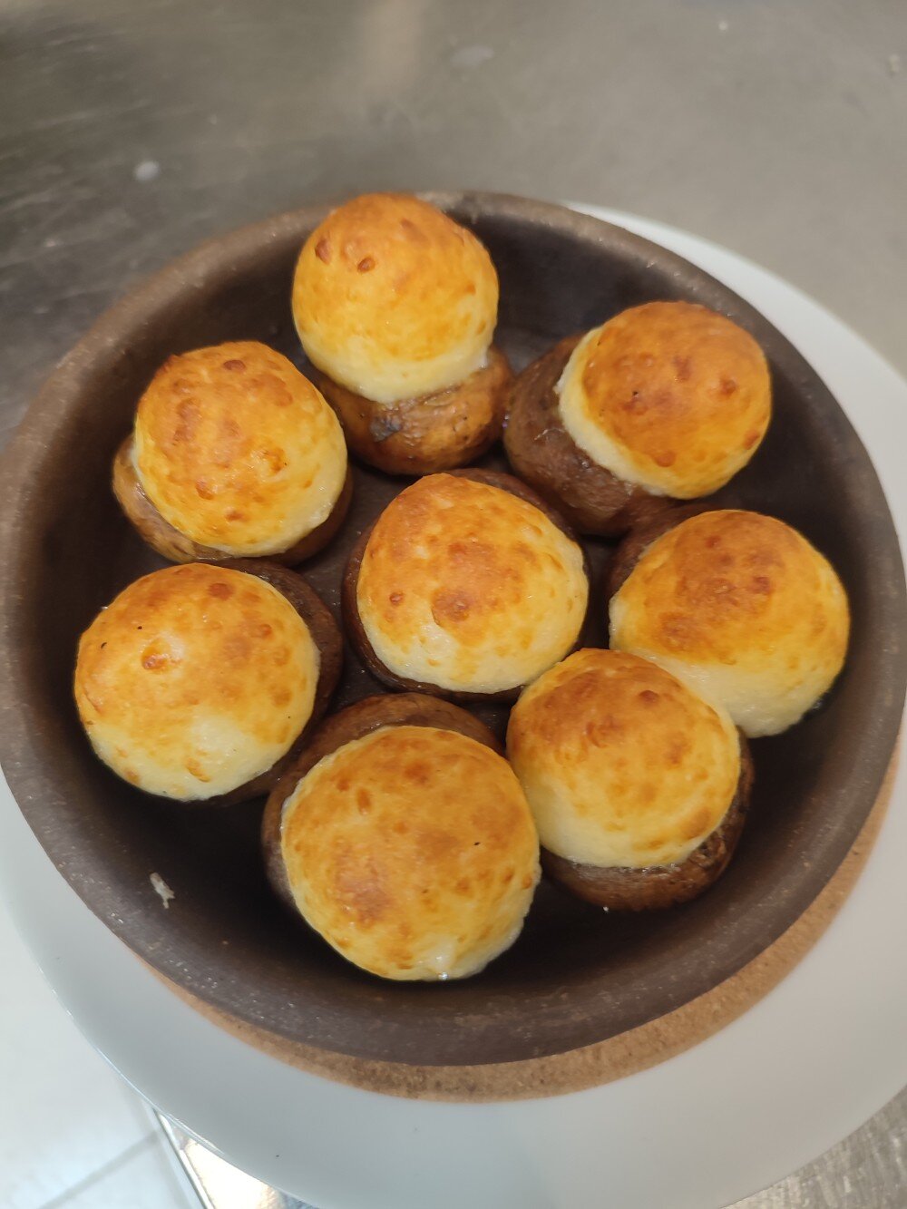 Грибные шапочки фаршированные с сыром