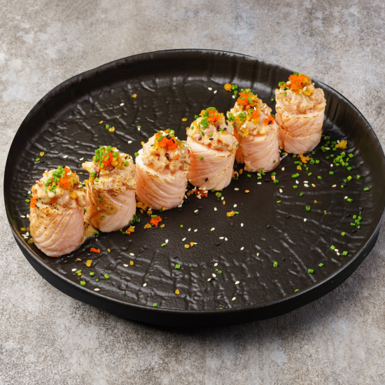 Ролл опалённый лосось-тунец