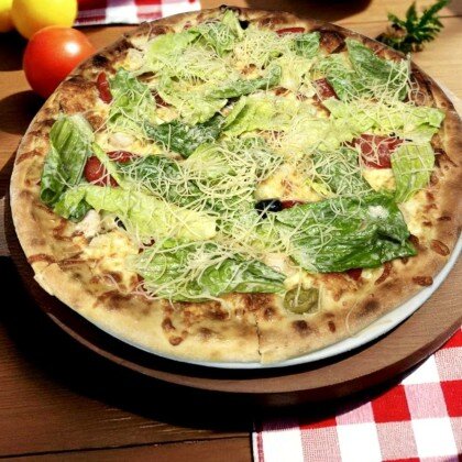 Пицца с соусом Цезарь