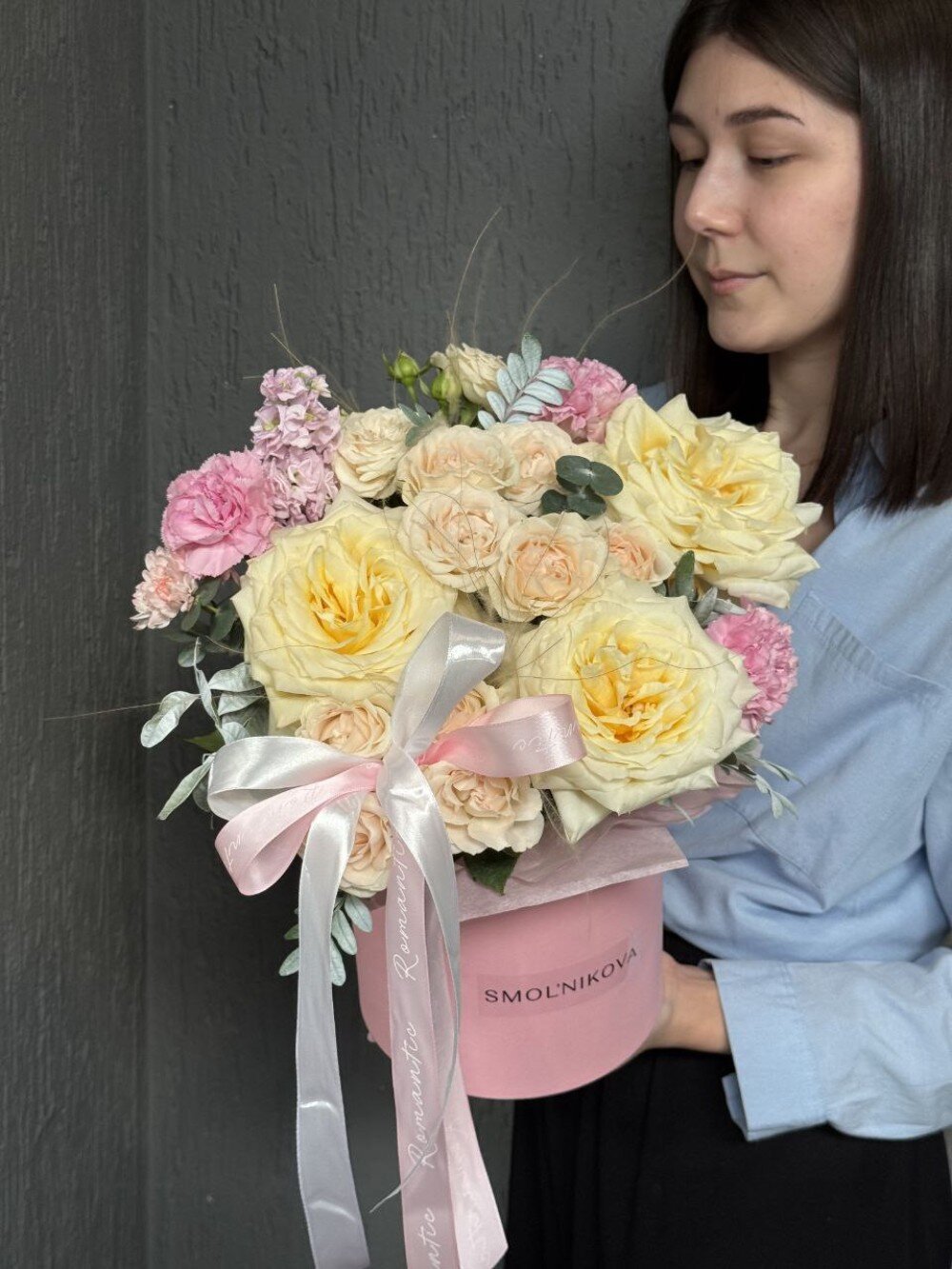 Яркая композиция из цветов в шляпной коробке