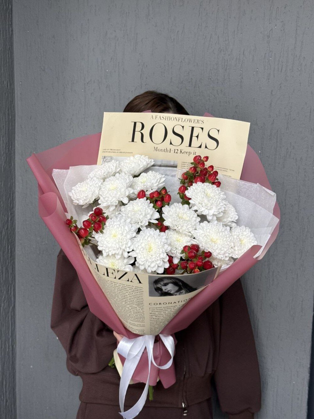 Букет из хризантем "Ягоды на снегу"