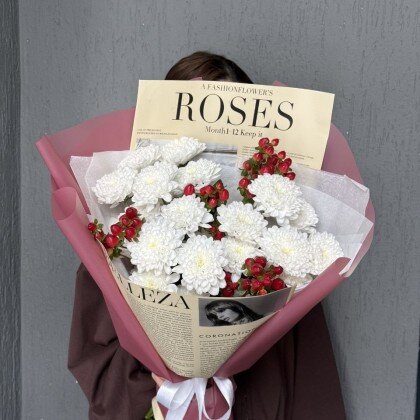 Букет из хризантем "Ягоды на снегу"