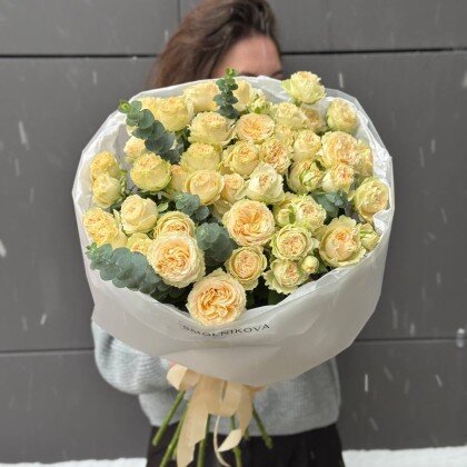 Большой букет кустовых роз