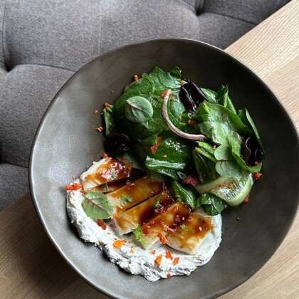 Салат с кальмаром на гриле и грибами муэр