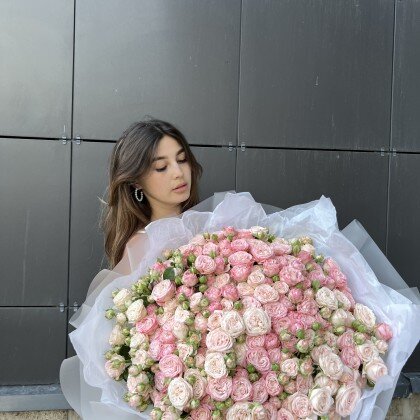 Шикарный огромный букет из 51 премиум  кустовой розы в упаковке