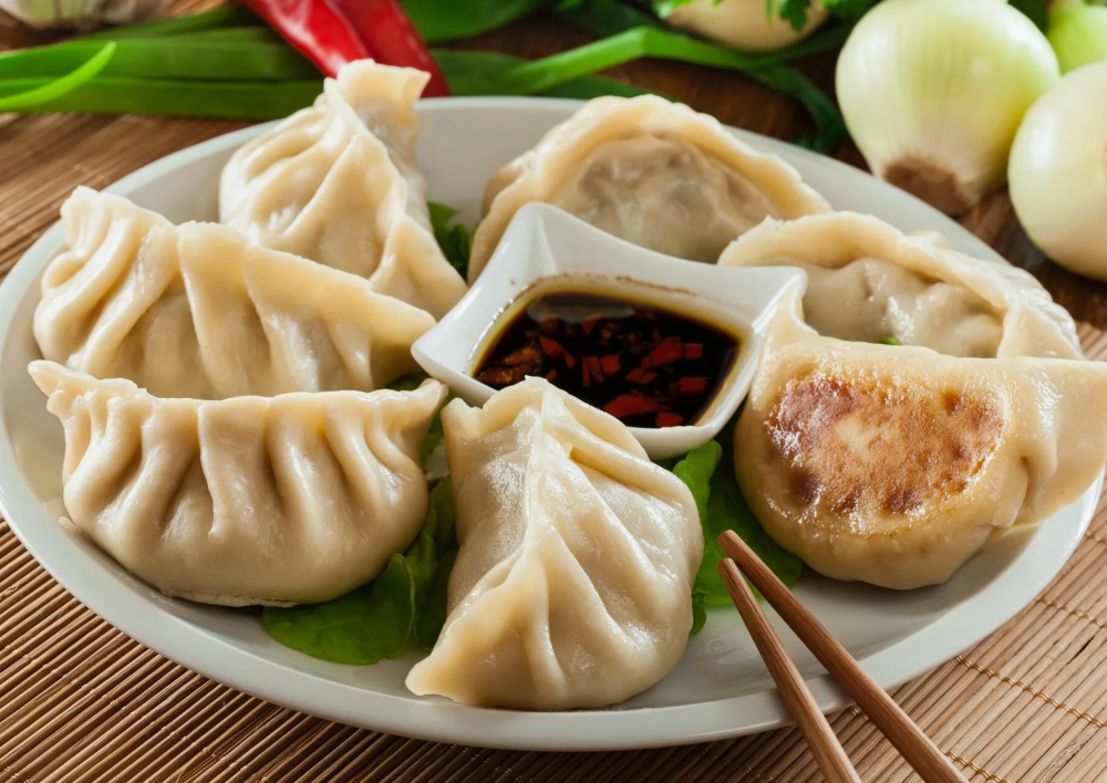 Пельмени с зелёным луком, яйцом и креветками