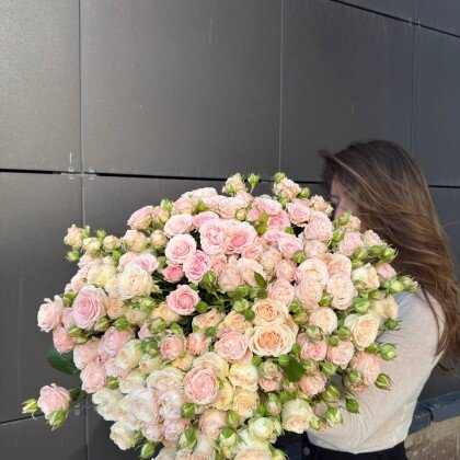 Большой букет премиум роз в оформлении под ленту