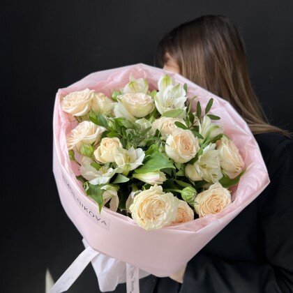 Букет из кустовых роз с альстромерией