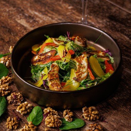 Салат с жареным халуми